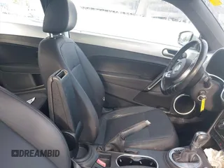 2016 Volkswagen Beetle SE с VIN 3VWJ17AT3GM606917, выставлен на аукционе IAAI как лот 41728053 с пробегом Не указан миль и . История ставок и продаж доступна на DreamBid. Изображение 5.
