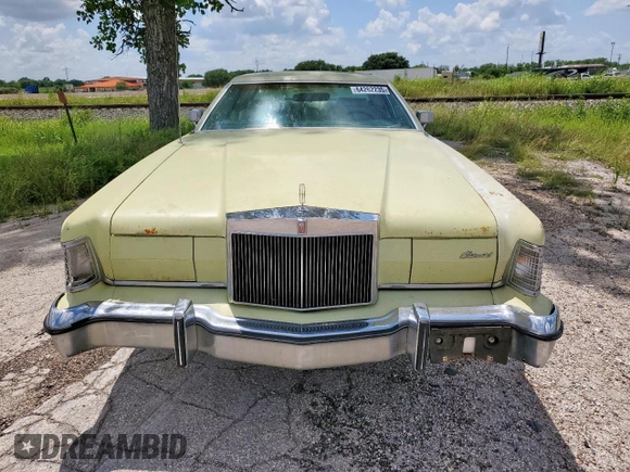 1975 Lincoln Continental z VIN 5Y89A889209, wystawiony jako Copart lot #64262235 z przebiegiem 86 783 mil mil oraz Czysty tytuł • Clean title. Historia ofert i sprzedaży dostępna na DreamBid. Obrazek 5.