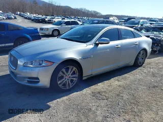 2014 Jaguar XJ z VIN SAJWJ1CD0E8V63989, wystawiony jako IAAI lot #41643513 z przebiegiem 119 924 mil mil oraz . Historia ofert i sprzedaży dostępna na DreamBid. Obrazek 2.