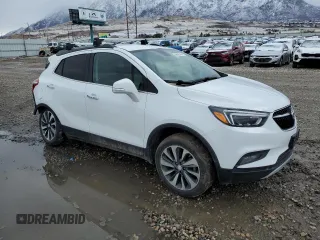 2020 Buick Encore Essence z VIN KL4CJGSB6LB044234, wystawiony jako Copart lot #48580445 z przebiegiem 94 654 mil mil oraz Szkody całkowita. Historia ofert i sprzedaży dostępna na DreamBid. Obrazek 4.