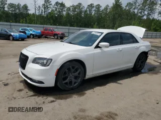 2021 Chrysler 300 S z VIN 2C3CCABGXMH549781, wystawiony jako Copart lot #53940825 z przebiegiem 128 366 mil mil oraz Szkoda całkowita • Salvage title. Historia ofert i sprzedaży dostępna na DreamBid. Obrazek 1.