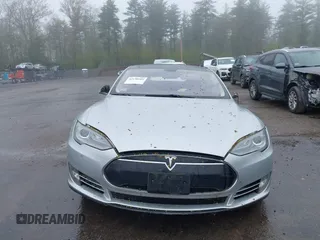 2014 Tesla Model S 60 with VIN 5YJSA1H18EFP30143, listed as a IAAI auction lot 42190505 with Not provided miles and . Bid and sale history available at DreamBid. Image 11.