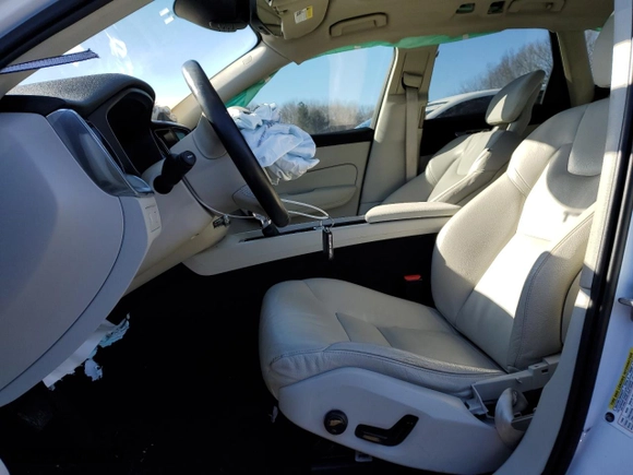 2018 Volvo XC60 Momentum with VIN LYV102RK8JB069673, listed as a Copart auction lot 43872015 with 57,973 mi miles and Salvage Title. Bid and sale history available at carsss.com. Image 7.