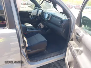 2020 Toyota Tacoma SR5 z VIN 3TMCZ5AN6LM330074, wystawiony jako IAAI lot #41982461 z przebiegiem 43 756 mil mil oraz . Historia ofert i sprzedaży dostępna na DreamBid. Obrazek 5.