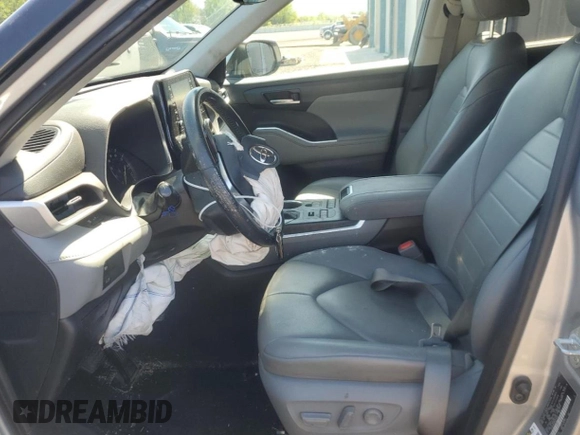 2021 Toyota Highlander XLE with VIN 5TDGZRBH3MS074401, listed as a Copart auction lot 54539505 with 49,325 mi miles and Salvage title. Bid and sale history available at DreamBid. Image 7.