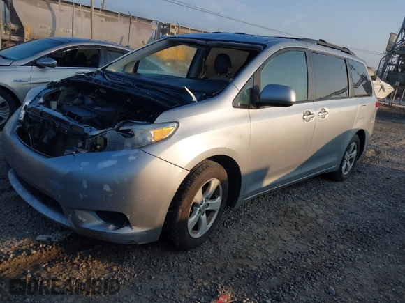 2014 Toyota Sienna LE AAS z VIN 5TDKK3DC8ES433739, wystawiony jako IAAI lot #42680907 z przebiegiem 188 589 mil mil oraz . Historia ofert i sprzedaży dostępna na DreamBid. Obrazek 2.