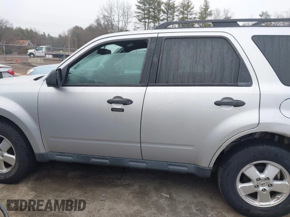2011 Ford Escape XLT z VIN 1FMCU9DG1BKB17330, wystawiony jako IAAI lot #41822516 z przebiegiem 154 243 mil mil oraz . Historia ofert i sprzedaży dostępna na DreamBid. Obrazek 14.
