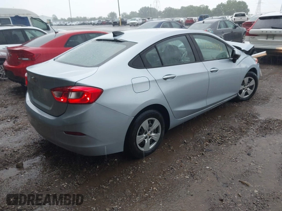 2017 Chevrolet Cruze LS z VIN 1G1BC5SM0H7158444, wystawiony jako IAAI lot #42224131 z przebiegiem 95 547 mil mil oraz . Historia ofert i sprzedaży dostępna na DreamBid. Obrazek 4.