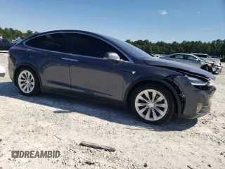 2017 Tesla Model X 90D z VIN 5YJXCDE23HF051027, wystawiony jako Copart lot #64608843 z przebiegiem 77 222 mil mil oraz Szkody całkowita. Historia ofert i sprzedaży dostępna na DreamBid. Obrazek 4.