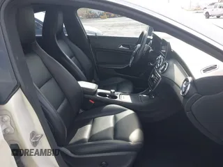 2014 Mercedes-Benz CLA 250 z VIN WDDSJ4EB0EN044118, wystawiony jako IAAI lot #42141130 z przebiegiem 76 122 mil mil oraz . Historia ofert i sprzedaży dostępna na DreamBid. Obrazek 5.