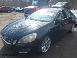 2013 Volvo S60 T6 R-Design Platinum with VIN YV1902FH4D1205833, listed as a IAAI auction lot 41609805 with 202,537 mi miles. Bid and sale history available at carsss.com. Image 2.