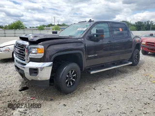 2018 GMC Sierra 2500HD z VIN 1GT12REY3JF226386, wystawiony jako Copart lot #56498054 z przebiegiem 50 060 mil mil oraz Nie do naprawy • Non repairable. Historia ofert i sprzedaży dostępna na DreamBid. Obrazek 1.