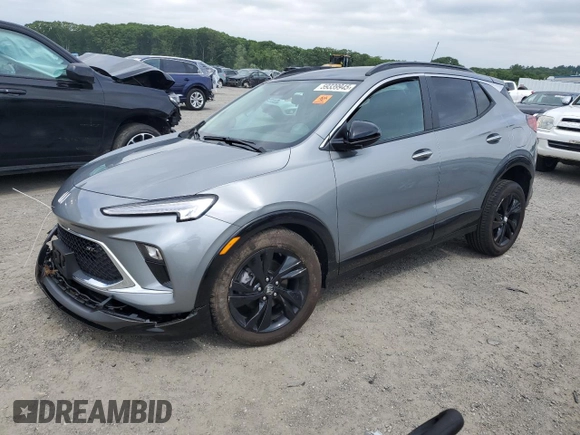 2024 Buick Encore GX Sport Touring z VIN KL4AMESL5RB161968, wystawiony jako Copart lot #59339945 z przebiegiem Nie podano mil oraz Szkoda całkowita • Salvage title. Historia ofert i sprzedaży dostępna na DreamBid. Obrazek 1.