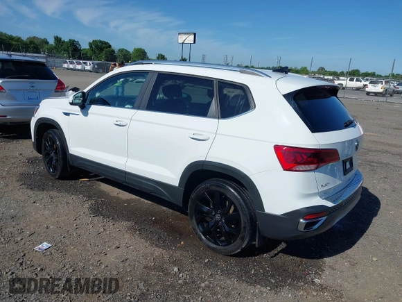 2022 Volkswagen Taos SE z VIN 3VVRX7B2XNM076678, wystawiony jako IAAI lot #42323230 z przebiegiem 23 619 mil mil oraz . Historia ofert i sprzedaży dostępna na DreamBid. Obrazek 3.