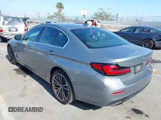 2023 BMW 5 Series 530e z VIN WBA13AG00PCM10164, wystawiony jako IAAI lot #42406603 z przebiegiem 26 770 mil mil oraz . Historia ofert i sprzedaży dostępna na DreamBid. Obrazek 3.