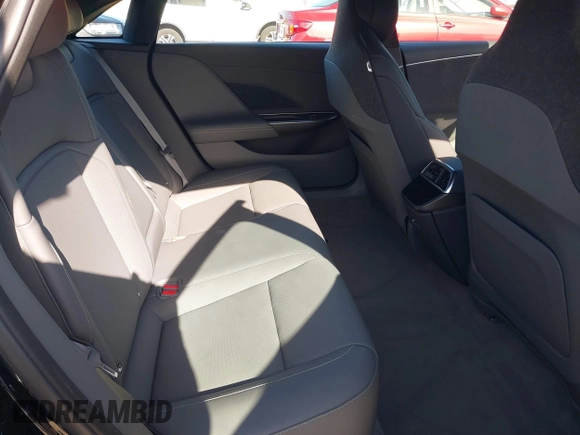 2024 Lucid Air Pure z VIN 50EA1PGA8RA003420, wystawiony jako IAAI lot #41593215 z przebiegiem 3856 mil mil oraz . Historia ofert i sprzedaży dostępna na DreamBid. Obrazek 8.
