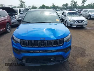 2024 Jeep Compass Latitude z VIN 3C4NJDBN4RT106311, wystawiony jako IAAI lot #42474517 z przebiegiem 9 027 mil mil oraz . Historia ofert i sprzedaży dostępna na DreamBid. Obrazek 12.