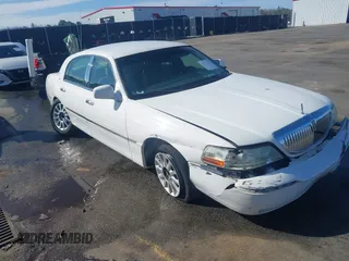 2006 Lincoln Town Car Signature z VIN 1LNHM81W16Y607202, wystawiony jako IAAI lot #41731533 z przebiegiem 186 400 mil mil oraz . Historia ofert i sprzedaży dostępna na DreamBid. Obrazek 1.
