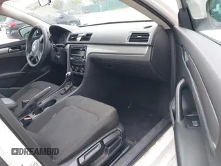 2015 Volkswagen Passat Wolfsburg Edition z VIN 1VWAS7A36FC022590, wystawiony jako IAAI lot #42310685 z przebiegiem 116 348 mil mil oraz . Historia ofert i sprzedaży dostępna na DreamBid. Obrazek 5.
