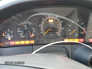 1993 Mercedes-Benz 500 z VIN WDBGA51E3PA109767, wystawiony jako Copart lot #44822475 z przebiegiem 143 190 mil mil oraz Tytuł czysty. Historia ofert i sprzedaży dostępna na DreamBid. Obrazek 9.