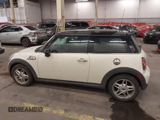 2009 MINI Hardtop S with VIN WMWMF73509TW85898, listed as a IAAI auction lot 41559954 with 97,186 mi miles and . Bid and sale history available at DreamBid. Image 14.