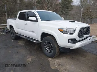 2020 Toyota Tacoma SR5 z VIN 3TMAZ5CN5LM123681, wystawiony jako IAAI lot #41380887 z przebiegiem 55 716 mil mil oraz . Historia ofert i sprzedaży dostępna na DreamBid. Obrazek 1.