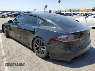2022 Tesla Model S Plaid z VIN 5YJSA1E62NF471696, wystawiony jako Copart lot #56249555 z przebiegiem Nie podano mil oraz Szkoda całkowita • Salvage title. Historia ofert i sprzedaży dostępna na DreamBid. Obrazek 2.