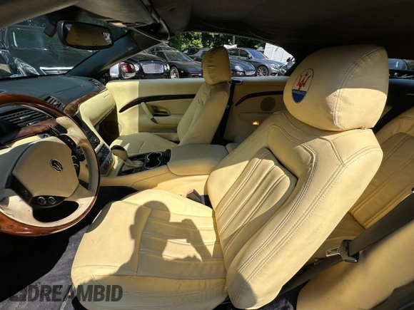 2010 Maserati GranTurismo z VIN ZAM45KMA2A0051367, wystawiony jako Copart lot #66652475 z przebiegiem 43 225 mil mil oraz Czysty tytuł • Clean title. Historia ofert i sprzedaży dostępna na DreamBid. Obrazek 9.