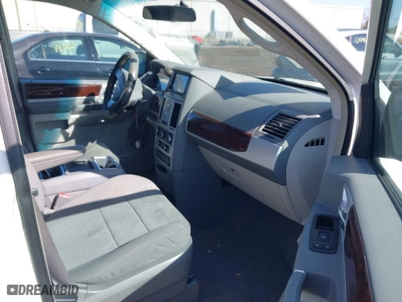 2009 Chrysler Town & Country Touring with VIN 2A8HR541X9R674712, listed as a IAAI auction lot 41776683 with 136,170 mi miles. Bid and sale history available at carsss.com. Image 5.