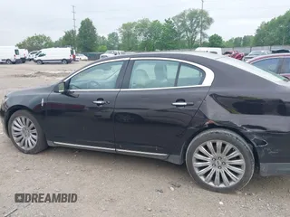 2013 Lincoln MKS z VIN 1LNHL9EK0DG600129, wystawiony jako IAAI lot #42314913 z przebiegiem 119 674 mil mil oraz . Historia ofert i sprzedaży dostępna na DreamBid. Obrazek 15.