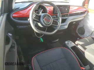 2024 FIAT 500e INSPI(RED) z VIN ZFAFFAA49RX207188, wystawiony jako Copart lot #53479385 z przebiegiem 1406 mil mil oraz Szkody całkowita. Historia ofert i sprzedaży dostępna na DreamBid. Obrazek 8.