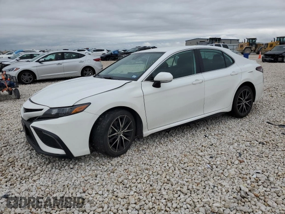 2022 Toyota Camry SE with VIN 4T1G11AK5NU624163, listed as a Copart auction lot 50743215 with 30,773 mi miles and Salvage Title. Bid and sale history available at carsss.com. Image 1.