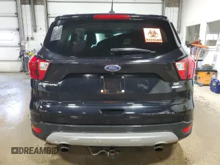 2019 Ford Escape SE z VIN 1FMCU9GD0KUA70135, wystawiony jako Copart lot #52235935 z przebiegiem 107 794 mil mil oraz Czysty tytuł • Clean title. Historia ofert i sprzedaży dostępna na DreamBid. Obrazek 6.