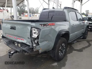 2023 Toyota Tacoma SR z VIN 3TMCZ5AN1PM602567, wystawiony jako IAAI lot #42355648 z przebiegiem 32 472 mil mil oraz . Historia ofert i sprzedaży dostępna na DreamBid. Obrazek 4.