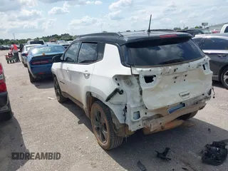 2020 Jeep Compass Latitude z VIN 3C4NJCBB9LT126299, wystawiony jako IAAI lot #42206657 z przebiegiem 60 550 mil mil oraz . Historia ofert i sprzedaży dostępna na DreamBid. Obrazek 3.
