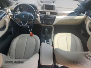 2017 BMW X1 xDrive28i z VIN WBXHT3C35H5F86099, wystawiony jako Copart lot #60196275 z przebiegiem 61 117 mil mil oraz Szkoda całkowita • Salvage title. Historia ofert i sprzedaży dostępna na DreamBid. Obrazek 8.
