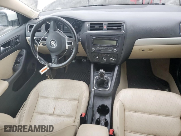 2013 Volkswagen Jetta SE z VIN 3VWBX7AJXDM432714, wystawiony jako Copart lot #61093845 z przebiegiem 69 098 mil mil oraz Czysty tytuł • Clean title. Historia ofert i sprzedaży dostępna na DreamBid. Obrazek 8.