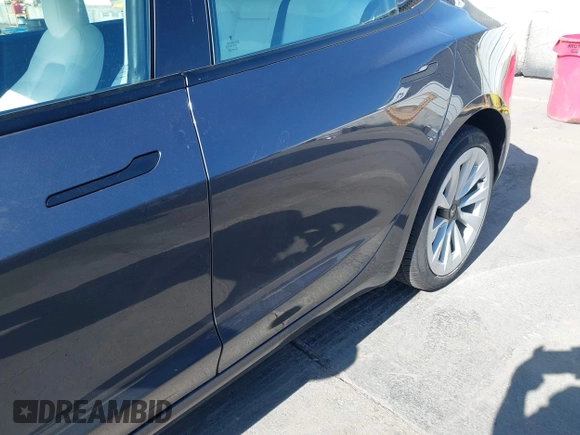 2023 Tesla Model 3 Long Range z VIN 5YJ3E1EB7PF704061, wystawiony jako IAAI lot #42079045 z przebiegiem 4 012 mil mil oraz . Historia ofert i sprzedaży dostępna na DreamBid. Obrazek 6.