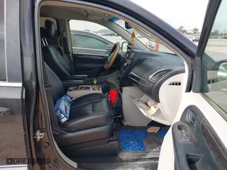 2014 Chrysler Town & Country Touring with VIN 2C4RC1BG6ER400043, listed as a IAAI auction lot 41940492 with 190,447 mi miles. Bid and sale history available at carsss.com. Image 5.