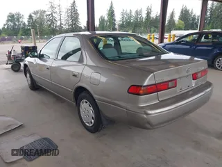 1998 Toyota Camry LE z VIN JT2BG22KXW0157647, wystawiony jako IAAI lot #42282818 z przebiegiem 267 681 mil mil oraz . Historia ofert i sprzedaży dostępna na DreamBid. Obrazek 3.