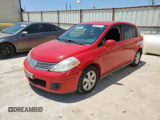 2009 Nissan Versa S z VIN 3N1BC13E29L384234, wystawiony jako Copart lot #56934755 z przebiegiem 149 470 mil mil oraz Czysty tytuł • Clean title. Historia ofert i sprzedaży dostępna na DreamBid. Obrazek 1.
