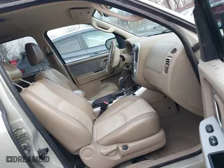2005 Mercury Mariner Luxury with VIN 4M2YU57175DJ05986, listed as a IAAI auction lot 41713180 with 243,682 mi miles. Bid and sale history available at carsss.com. Image 5.