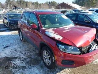2013 Volkswagen Tiguan S z VIN WVGAV3AX1DW098392, wystawiony jako IAAI lot #41420676 z przebiegiem 75 279 mil mil oraz . Historia ofert i sprzedaży dostępna na DreamBid. Obrazek 1.