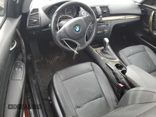 2011 BMW 1 Series 128i z VIN WBAUP9C52BVL89574, wystawiony jako Copart lot #43713545 z przebiegiem 121 819 mil mil oraz Szkody całkowita. Historia ofert i sprzedaży dostępna na DreamBid. Obrazek 8.