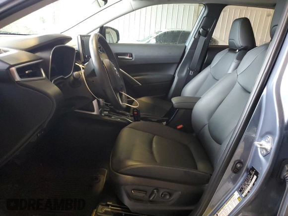 2022 Toyota Corolla Cross XLE z VIN 7MUDAABG3NV013642, wystawiony jako Copart lot #55118555 z przebiegiem 22 575 mil mil oraz Szkoda całkowita • Salvage title. Historia ofert i sprzedaży dostępna na DreamBid. Obrazek 7.