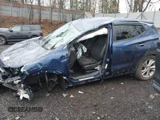 2023 Buick Encore GX Preferred z VIN KL4MMCSL4PB104398, wystawiony jako IAAI lot #42002582 z przebiegiem Nie podano mil oraz . Historia ofert i sprzedaży dostępna na DreamBid. Obrazek 14.