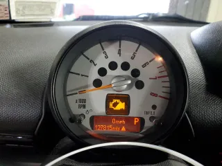 2014 MINI Countryman S z VIN WMWZC5C54EWP38954, wystawiony jako Copart lot #56455545 z przebiegiem 127 815 mil mil oraz Tytuł czysty. Historia ofert i sprzedaży dostępna na DreamBid. Obrazek 9.