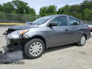 2016 Nissan Versa SV z VIN 3N1CN7AP0GL835261, wystawiony jako Copart lot #57330285 z przebiegiem 121 670 mil mil oraz Szkoda całkowita • Salvage title. Historia ofert i sprzedaży dostępna na DreamBid. Obrazek 1.