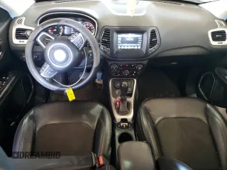 2018 Jeep Compass Latitude z VIN 3C4NJDBB2JT232824, wystawiony jako Copart lot #58095455 z przebiegiem 61 917 mil mil oraz Szkoda całkowita • Salvage title. Historia ofert i sprzedaży dostępna na DreamBid. Obrazek 8.