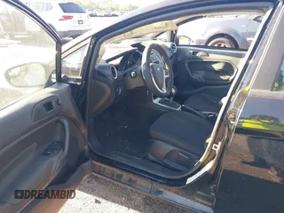 2019 Ford Fiesta SE z VIN 3FADP4BJ2KM159022, wystawiony jako IAAI lot #42269813 z przebiegiem 55 107 mil mil oraz . Historia ofert i sprzedaży dostępna na DreamBid. Obrazek 5.